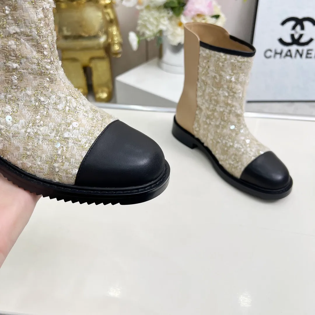 👟👟Ex-factory price 720👟👟 High version of Chanel CHANEL, 🌞🌞🌞Xiaoxiang’s latest 2025 autumn and winter short boots, a must-have item for this autumn and winter season! ! Ms. Chanel loves simple yet irresistible combinations to show her unique style. Mix and match freely to shine⚡Follow Grandma’s fashion steps! ! ! The top-notch craftsmanship and texture are perfectly presented. No matter any details, you can compare them with the counters. The best quality products can be entered and exited from the counters at will! ❶Fabric: imported sheepskin with customized fabrics ❷Lining: sheepskin lining ❸Foot pads: sheepskin ❹Outsole: original molded sole ❺Heel height: 3.5cm ❻Boot shaft height: total height 7 inches ❼Number: 35-40 (40 and 41 are customized and cannot be returned)